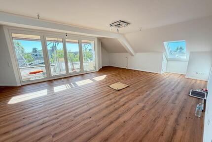 Frisch sanierte 4 Zimmer Wohnung im Gewerbegebiet Rüsselsheim - Rüsselsheim am Main