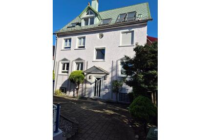 Sanierte 2-Zimmer DG-Wohnung mit Terrasse in ruhiger Lage - Stuttgart Luginsland