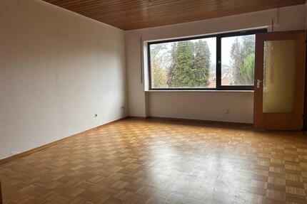 Arbeitszimmer mit WC und Waschbecken in Maulbronn zu vermieten