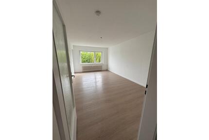 Frisch Kernsanierte 3 Zimmer Wohnung zur Miete in Kiel Mettenhof - Melsdorf