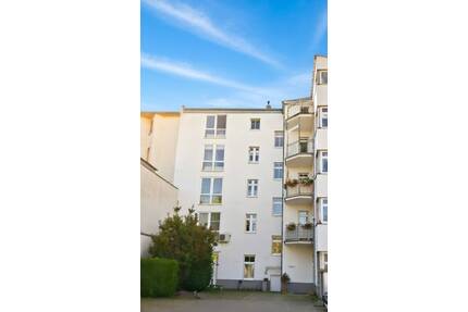 *ERSTBEZUG NACH SANIERUNG * SCHICKE 3-RAUM-WOHNUNG MIT BALKON, EINBAUKÜCHE UND STELLPLATZ - Magdeburg Neue Neustadt