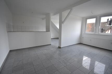 Altbaucharme in Kray! Gepflegte 2-Zimmer-Wohnung im DG zu vermieten - Essen Stadtbezirk VII