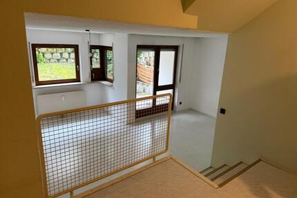 Ditzingen-Zentrum: 2,5 Zimmer mit neuer EBK, TG-Stellplatz und Te