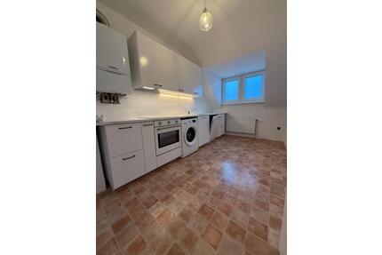 Helle 2-Zimmer-Dachgeschosswohnung in zentraler Lage von Krefeld. Diese gepflegte und sehr helle 2-Zimmer-Dachgeschosswohnung überzeugt durch ihre zentrale Lage in Krefeld sowie eine durchdachte...