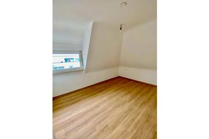 Hell 4 Zimmer DG Wohnung - 1.060,00&nbsp;EUR Kaltmiete, ca.&nbsp; 64,00&nbsp;m&sup2; in Stuttgart (PLZ: 70188) Stuttgart-Ost