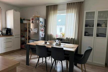 4 Zimmer OG Wohnung - 880,00&nbsp;EUR Kaltmiete, ca.&nbsp; 100,00&nbsp;m&sup2; in Postbauer-Heng (PLZ: 92353)