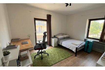 Voll möbliertes WG Zimmer mit Balkon ab 16.05, Nähe Bahnhof - Schwandorf