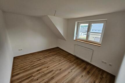 Sanierte Dachgeschosswohnung - 3 Zimmer - Küche - Bad - Wackersdorf