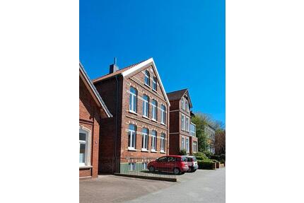 Sanierte Altbauwohnung, 2,5 Zimmer zu vermieten - Emden