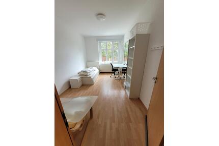 Voll möbliertes 15-m²-WG-Zimmer mit Gemeinschaftsgarten in Berlin