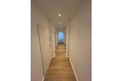 **Kernsaniertes WG-Zimmer mit Einbauküche und Balkon in Wuppertal**