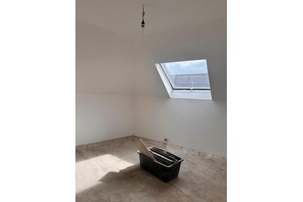 4 Zimmer Dachgeschoss Wohnung - 1.000,00&nbsp;EUR Kaltmiete, ca.&nbsp; 85,00&nbsp;m&sup2; in Solingen (PLZ: 42719) Wald