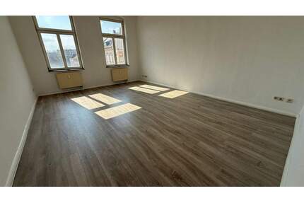 3. OG + Aufzug + großer Balkon + 2er-WG-gerecht mit EBK *** - Chemnitz Bernsdorf