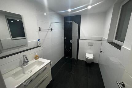 Modernes Zimmer mit Bad in Ellhofen