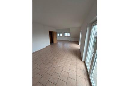 helle 2-Zimmer Dachgeschosswohnung mit Balkon in Seligenstadt