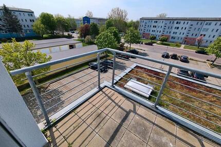 Moderne 2 Zimmer Wohnung, Einbauküche, Balkon in Merseburg