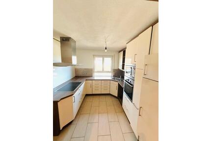 Helle 5 Zimmer Wohnung mit 147 m2, Balkon, Einbauküche & Carport - Niederstotzingen