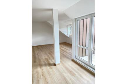 2 Zimmer DG-Wohnung mit Balkon & Stellplatz, 68 qm - Niederstetten