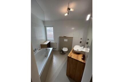 Schöne 2-Zimmerwohnung in Stuttgart Obertürkheim *WG tauglich* (5 Mins von S-Bahn)