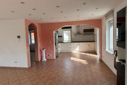 Vermiete helle 3,5 Zimmer Wohnung mit 120qm, Neckartailfingen