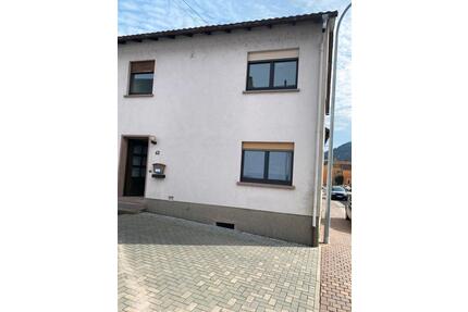4 Zimmer Wohnung in einem Zweifamilienhaus in Faulbach