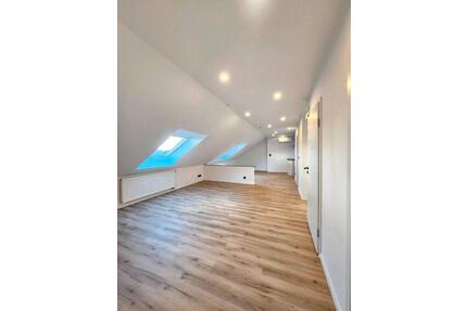 3 Zimmer Dachgeschoss Wohnung Klimatisiert plus Solaranlage - Duisburg Rheinhausen