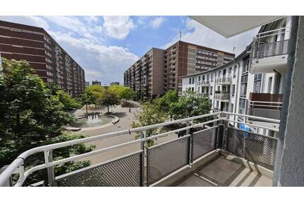 Renovierte 2 Zimmer Wohnung mit Balkon, EBK und optionalem Stellplatz - Leipzig Grünau-Mitte