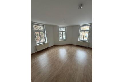 Gemütliche 2-Zimmer mit Laminat, Wanne und Dusche in ruhiger Lage - Chemnitz Bernsdorf