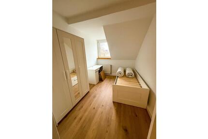 Möblierte 4er WomanFrauen-WG mit Küche auf 85m2 zzgl. Spitzboden - Wuppertal Elberfeld