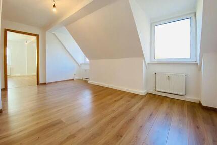 Gemütliche 3 Raum DG Wohnung, renoviert, WG-geeignet - Böhlen