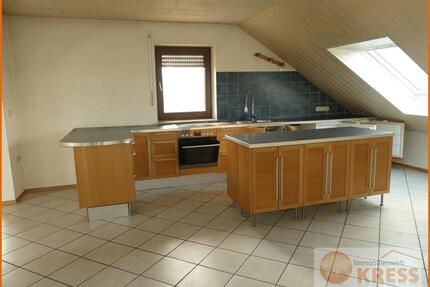 Moderne und gepflegte 4-Zimmer Wohnung in ruhiger Lage, Flieden-Oberstork m. Balkon im Dachgeschoss