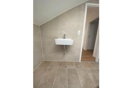 Drei Zimmer DG Wohnung - 1.300,00&nbsp;EUR Kaltmiete, ca.&nbsp; 100,00&nbsp;m&sup2; in Heilbronn (PLZ: 74081) Horkheim