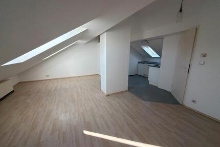 Helle 1 Zi. Dachgeschosswohnung neuen Fenstern &EBK 30qm Nürnberg
