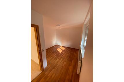 Helle-2-Zimmer Wohnung mit Balkon und Carport - Herrenhausen - Hannover Herrenhausen-Stöcken