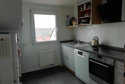 ein Zim. frei von möbiliziert Vier Zimmer Wohnung 7Km von Zentrum - Stuttgart Bad Cannstatt