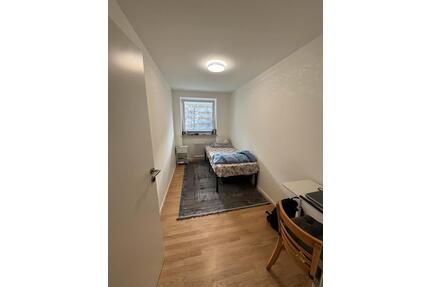 1 Zimmer in 2-er WG - 700,00&nbsp;EUR Kaltmiete, ca.&nbsp; 10,00&nbsp;m&sup2; in München (PLZ: 81476) Thalkirchen-Obersendling-Forstenried-Fürstenried-S