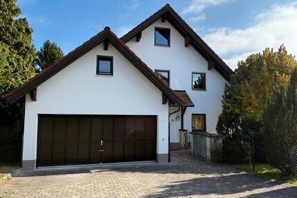 Geräumige und gehobene 4-Zimmer Wohnung mit Terasse und Garten - Neusäß