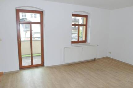 Kleine 2-Zimmer Wohnung mit Balkon, offener Küche, Laminatboden & Bad mit Dusche - Freital
