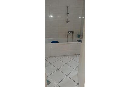 MIETFREI!!! Renovierungsbedürftige 2,5 Dachgeschosswohnung (Mietfreiezeit nach Vereinbarung) - Oberhausen Osterfeld