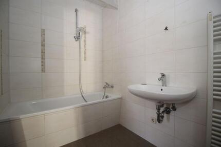 **Individuelle 3-Zimmer-Wohnung mit großem Wohnzimmer und saniertem Badezimmer zu vermieten* - Rosenbach Syrau