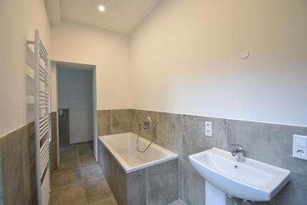 Rheinlage! Sanierte 2-Zi-Whg mit Balkon & Altbaucharme - Düsseldorf Heerdt