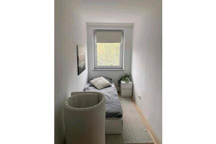 Zimmer frei in 4er Frauen-WG - 550,00&nbsp;EUR Kaltmiete, ca.&nbsp; 10,00&nbsp;m&sup2; in Frankfurt am Main (PLZ: 60528) Niederrad