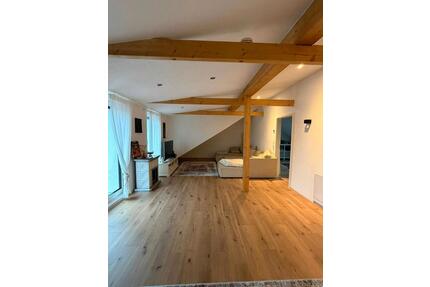 Charmante 3 Zimmer DG-Wohnung mit Holzbalken & Gaube - Holzheim