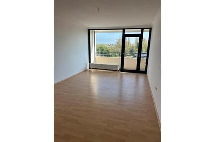 Helles WG-Zimmer mit Zugang zum Balkon in Kirch- Bemerode - Hannover Döhren-Wülfel