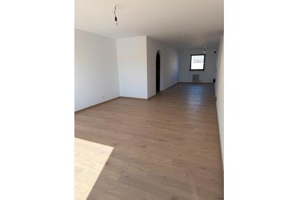 Neu Renovierte 3- Zimmer Wohnung in Leonberg - Eltingen