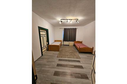 WG Zimmer zu vermieten - 400,00&nbsp;EUR Kaltmiete, ca.&nbsp; 136,00&nbsp;m&sup2; in Gaukönigshofen (PLZ: 97253)