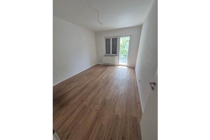 Vollmöbliertes Frauen-WG-Zimmer mit Balkon in Stuttgart Nord