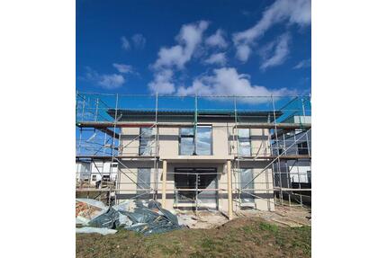 Neubau! 4 Zimmer Wohnung in einem Zweifamilienhaus zu vermieten! - Euskirchen