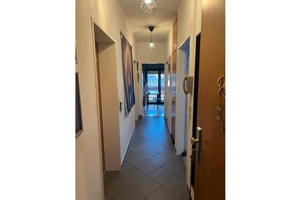 Schönes möbliertes Zimmer in WG mit Balkon für eine Frau - Hofheim am Taunus