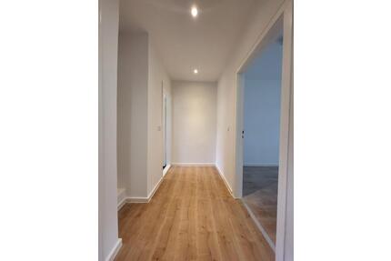 300 € Umzugsbonus + 459 € warm + 2 Zimmer + frisch saniert + Badewanne - Bitterfeld-Wolfen